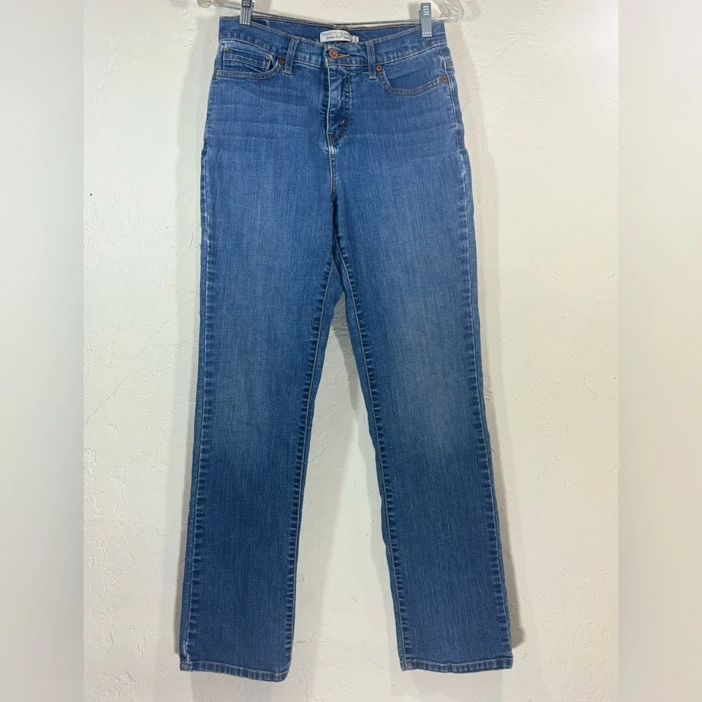 Levi's Classic Straight Leg Denim Jeans - Picture 1 of 5